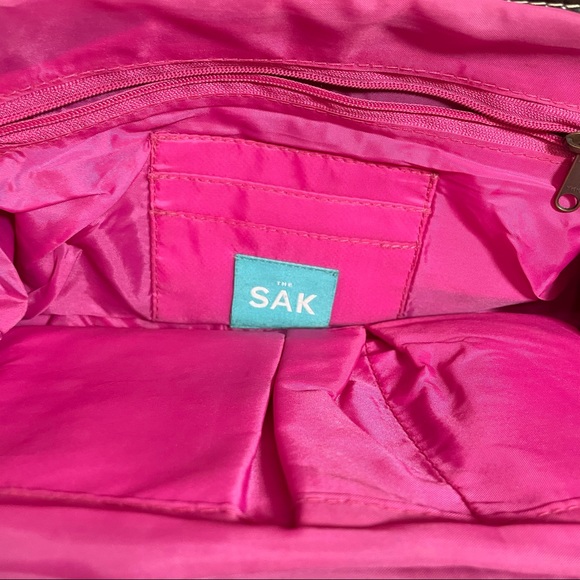 The Sak knit zebra shoulder bag 🦓 with snap closure 👛 and croc 🐊 leather - Picture 9 of 14